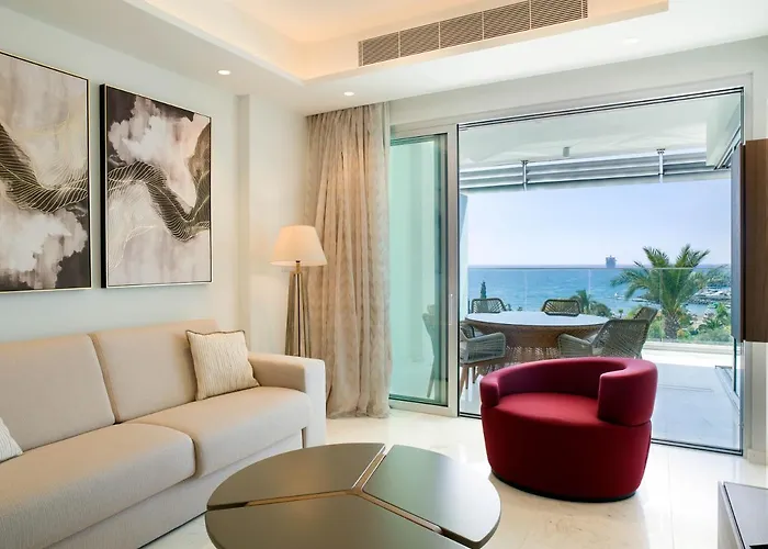 Apartahotel The Tower At St Raphael Limassol