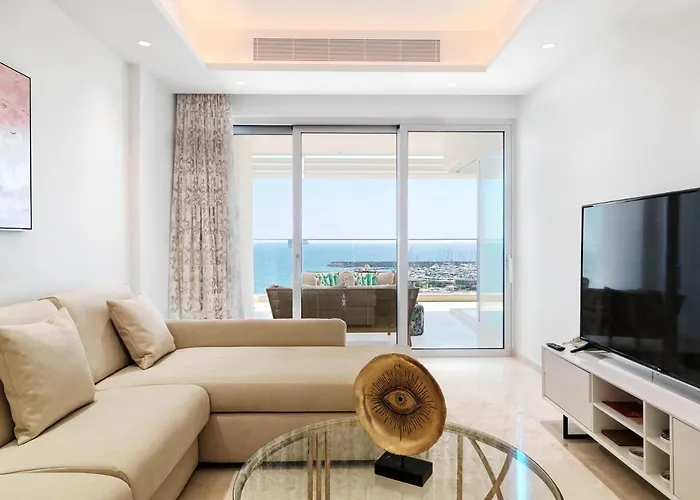 Apartahotel The Tower At St Raphael Limassol