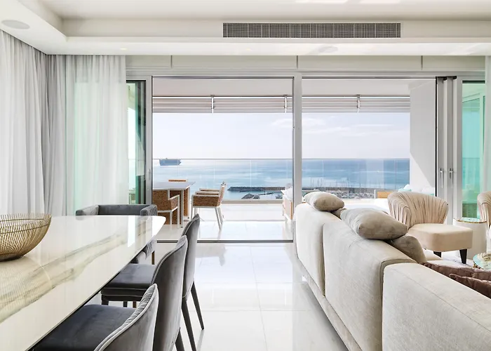 Apartahotel The Tower At St Raphael Limassol